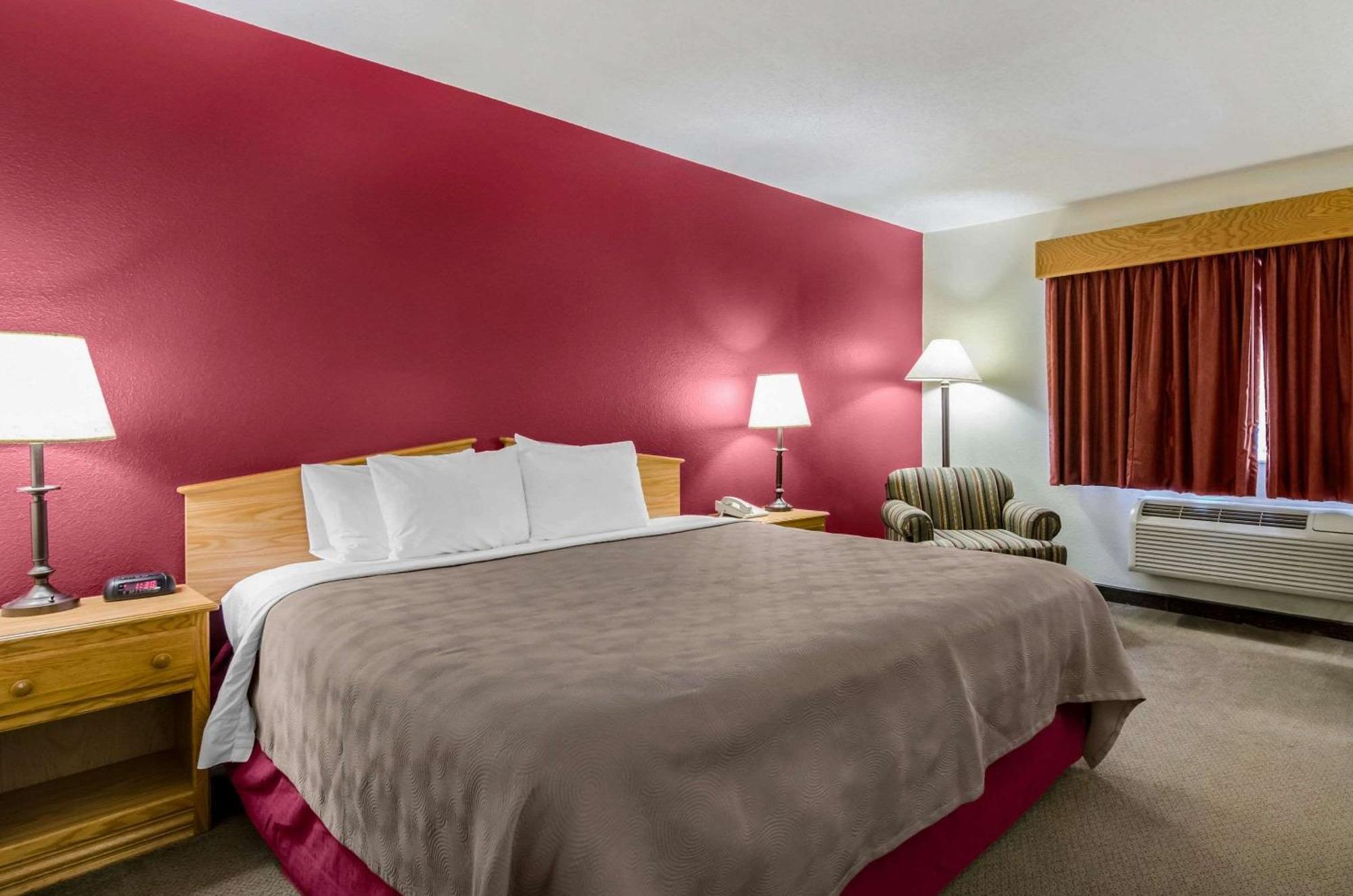 Hesston Rodeway Inn מראה חיצוני תמונה