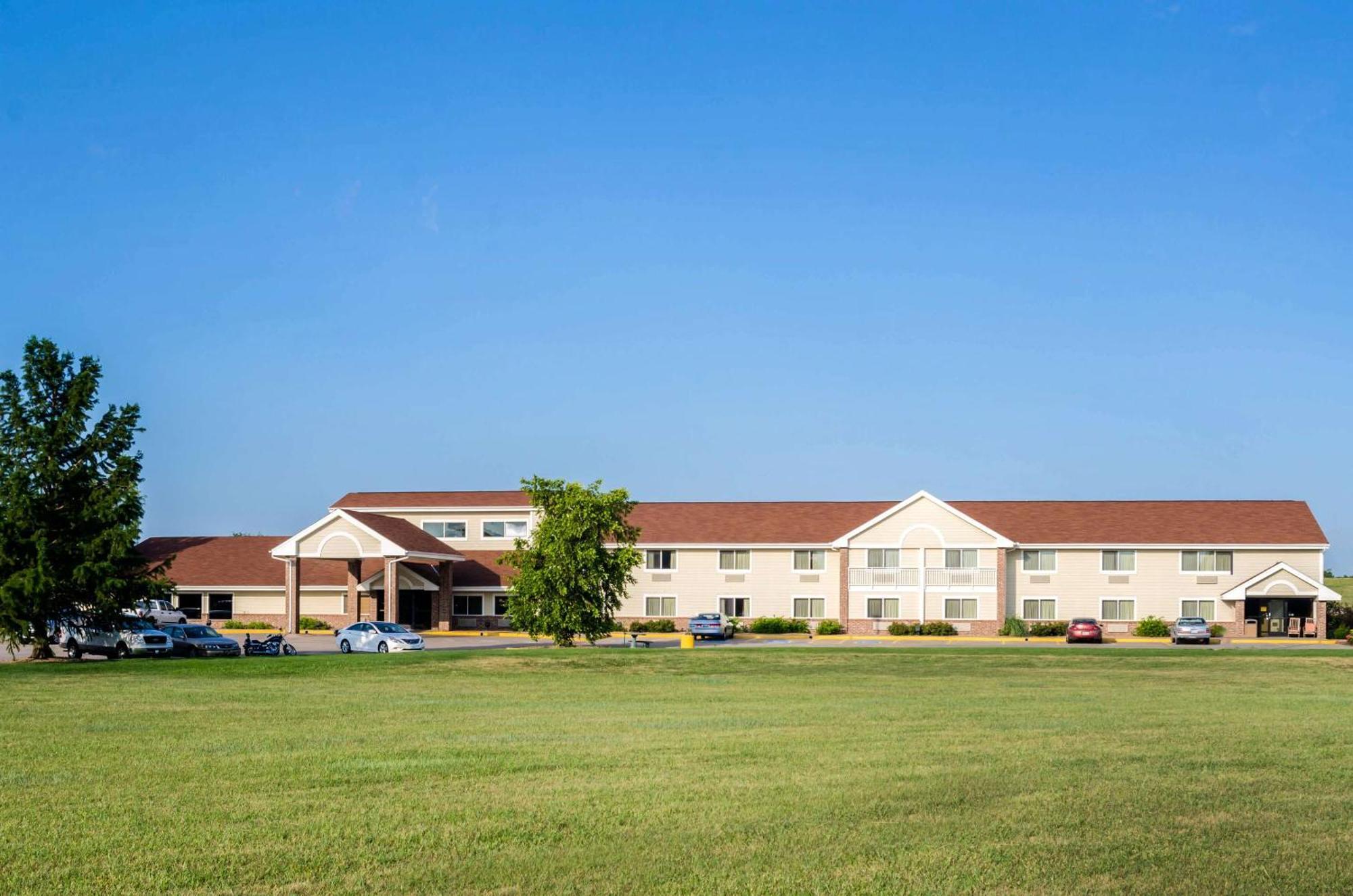 Hesston Rodeway Inn מראה חיצוני תמונה