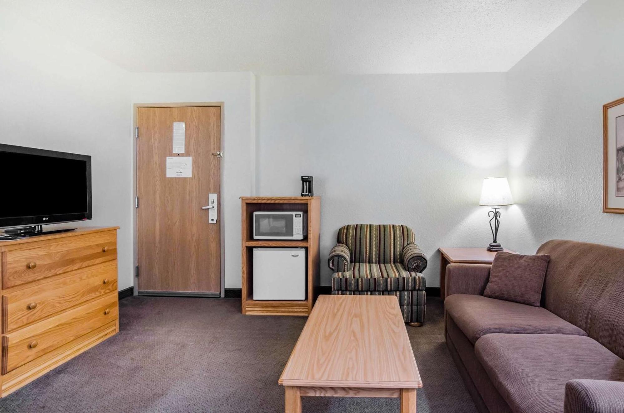 Hesston Rodeway Inn מראה חיצוני תמונה