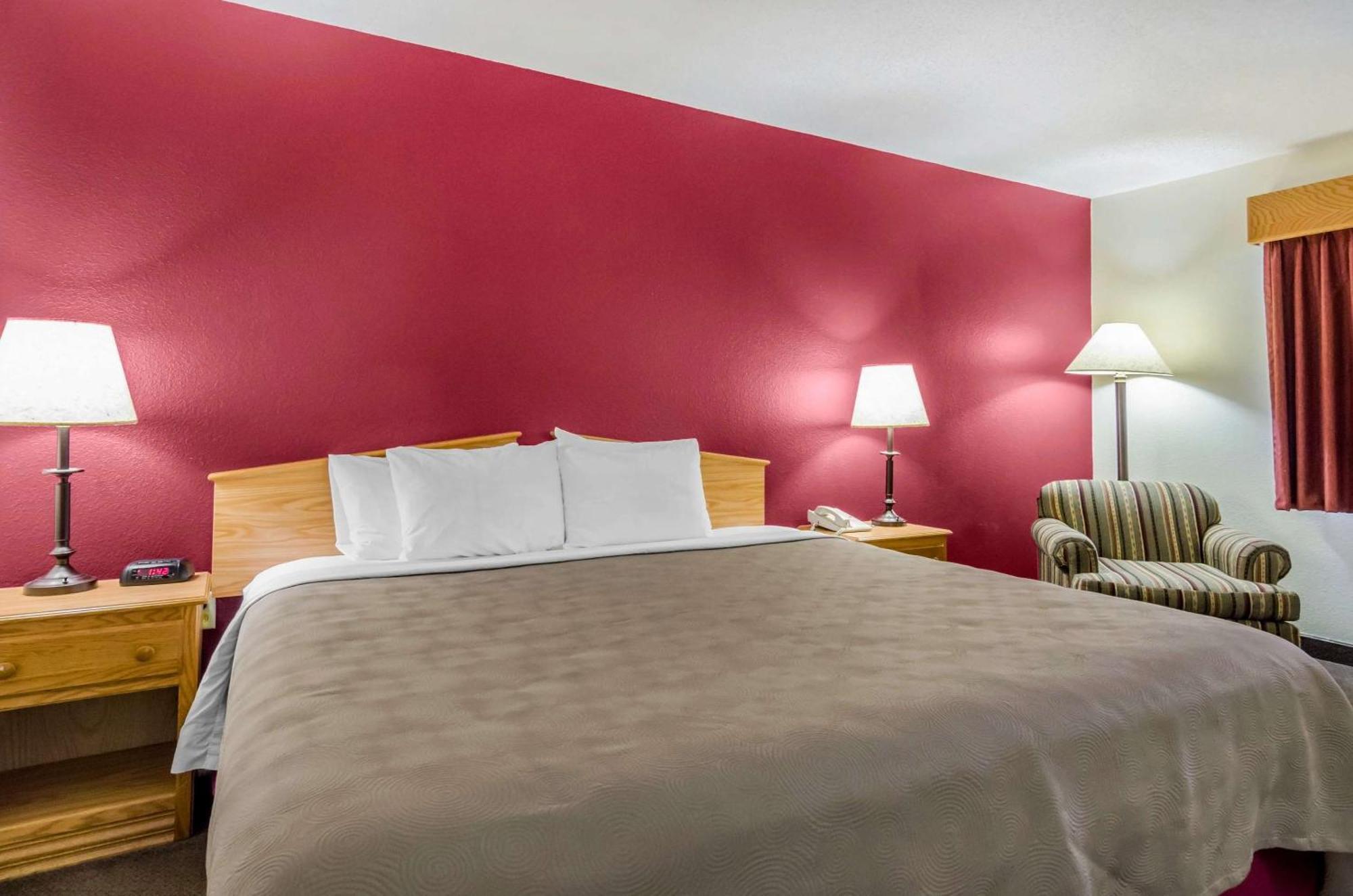Hesston Rodeway Inn מראה חיצוני תמונה