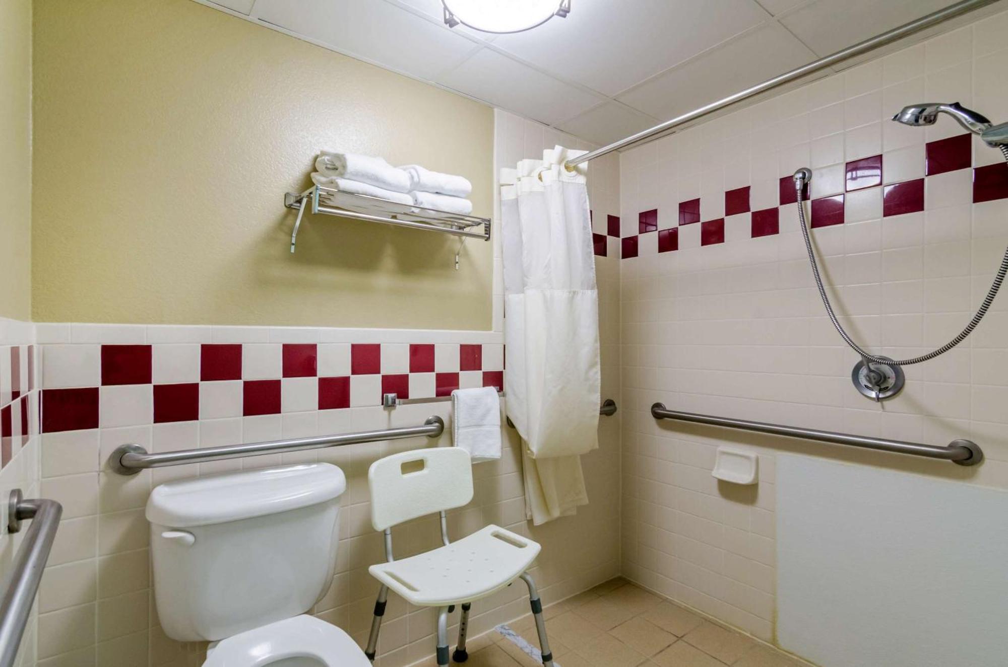Hesston Rodeway Inn מראה חיצוני תמונה