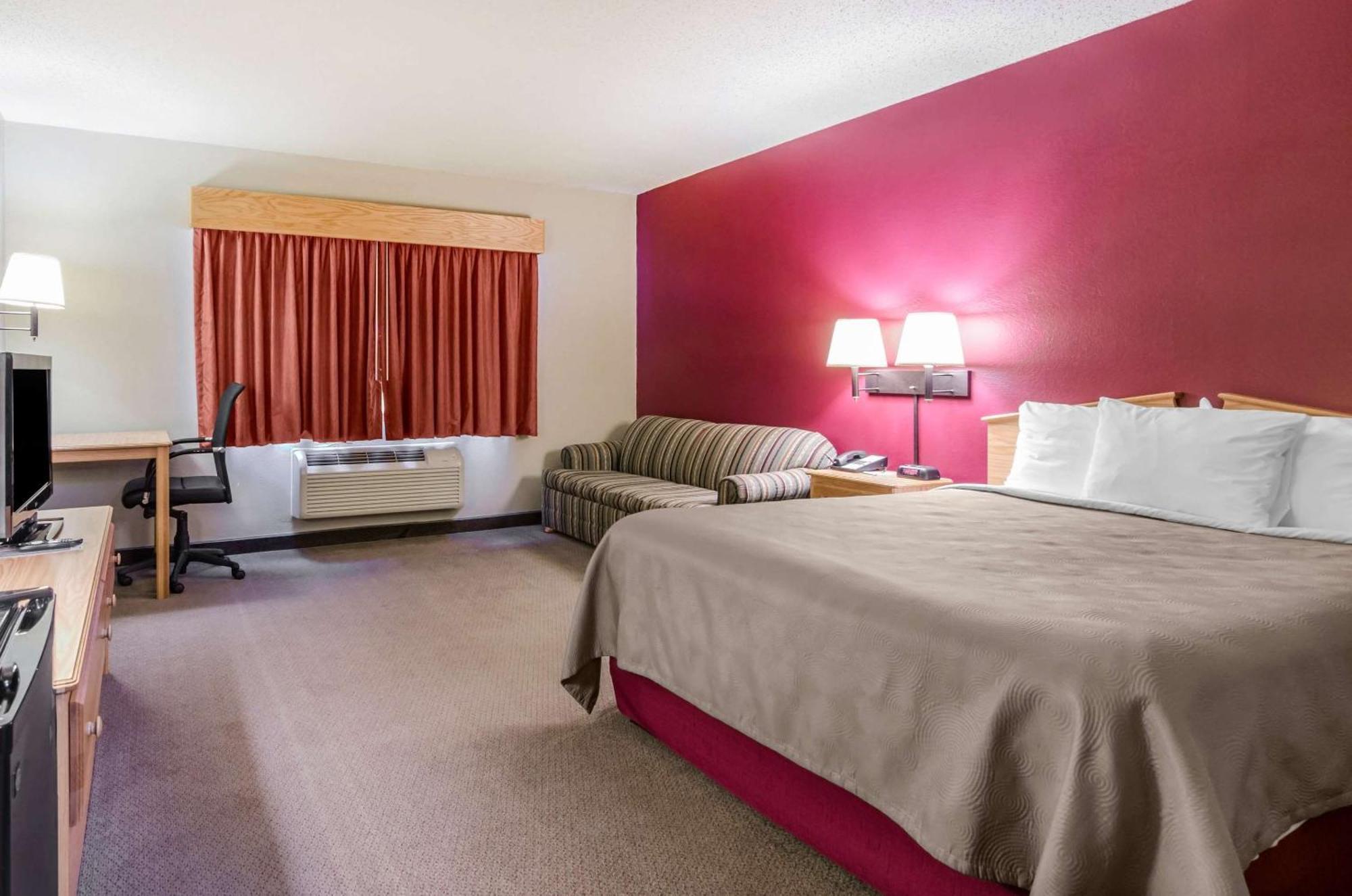 Hesston Rodeway Inn מראה חיצוני תמונה
