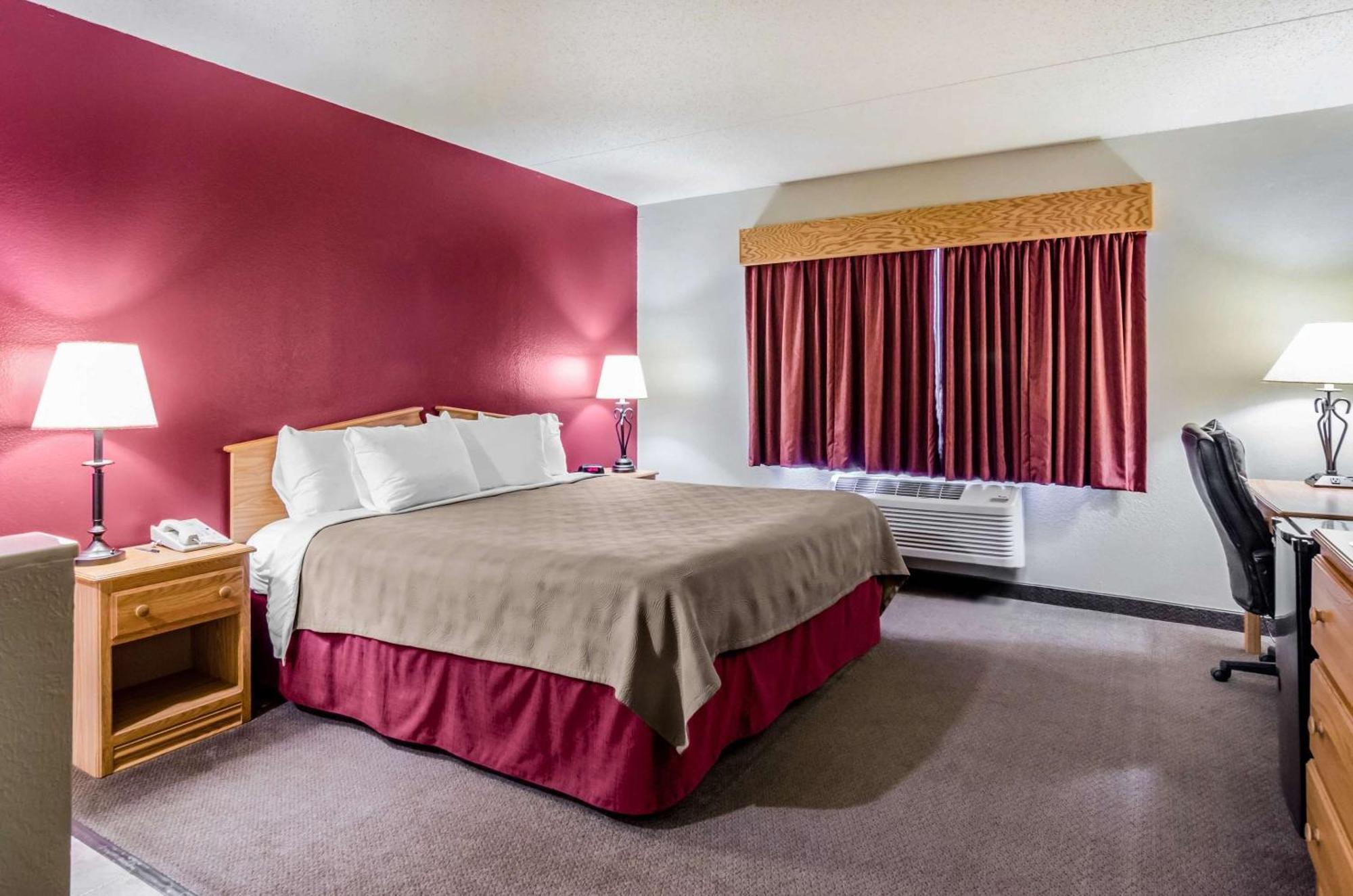 Hesston Rodeway Inn מראה חיצוני תמונה