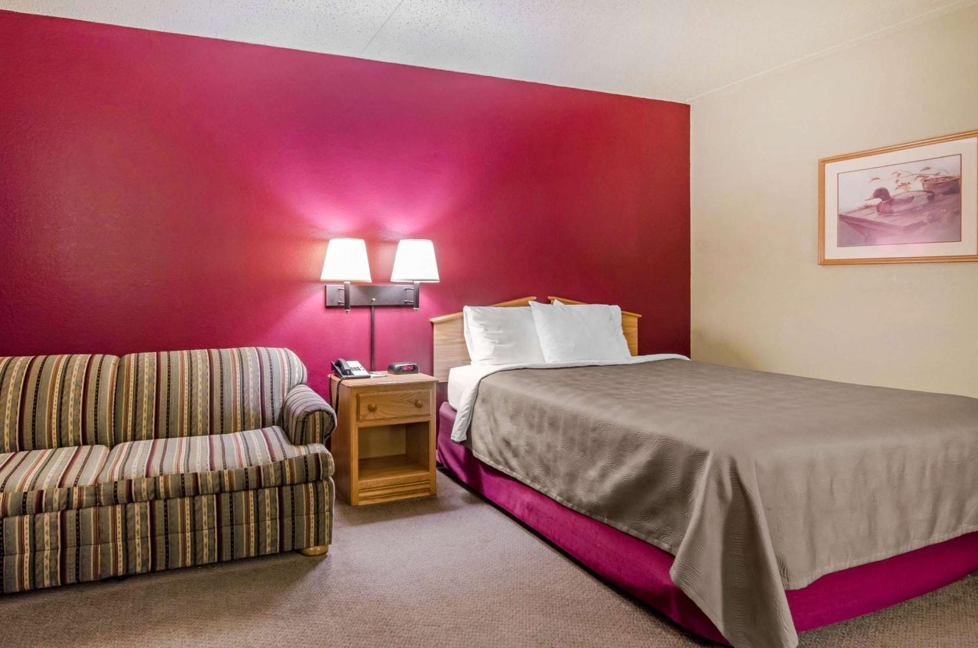 Hesston Rodeway Inn מראה חיצוני תמונה