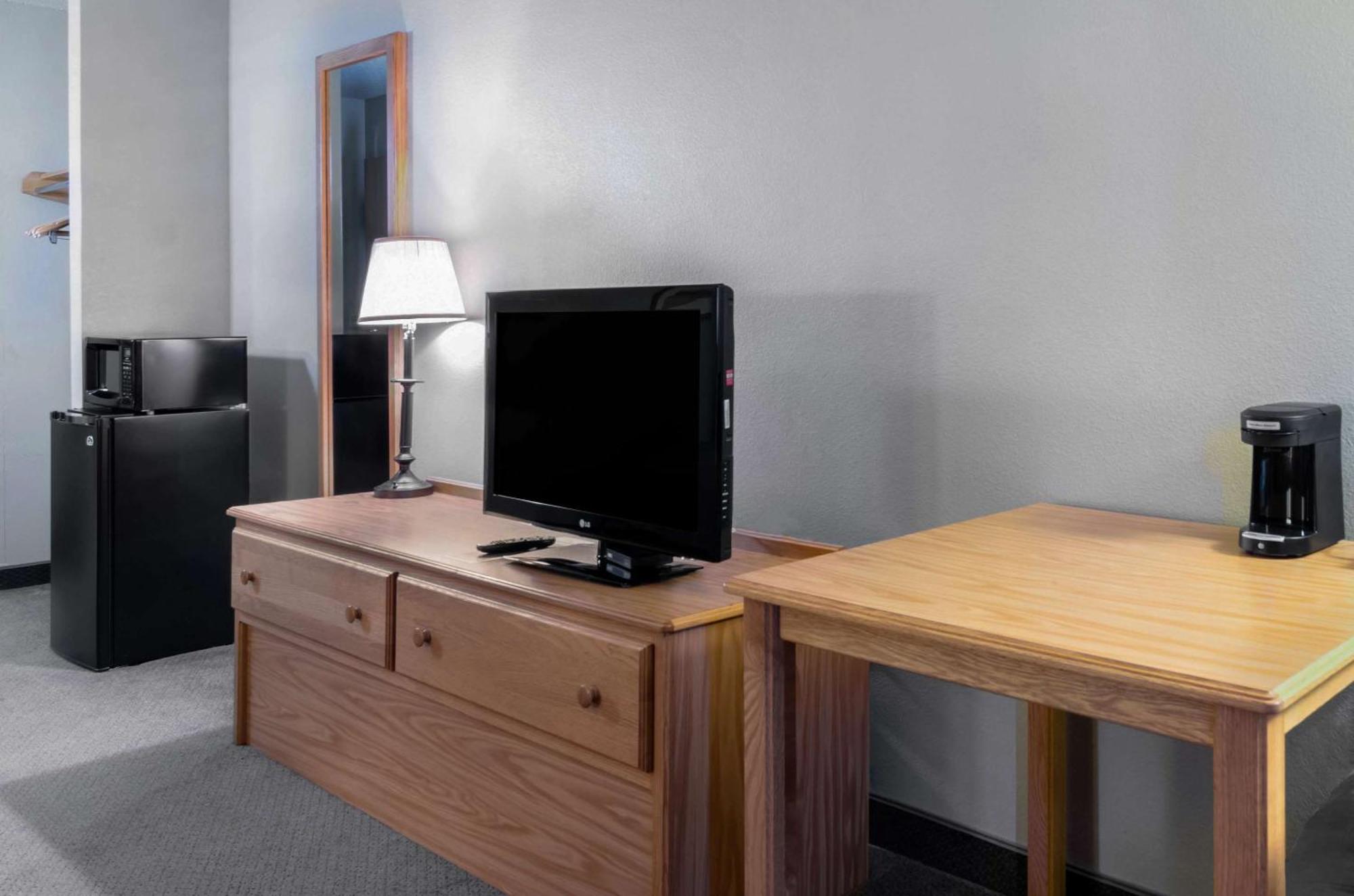 Hesston Rodeway Inn מראה חיצוני תמונה