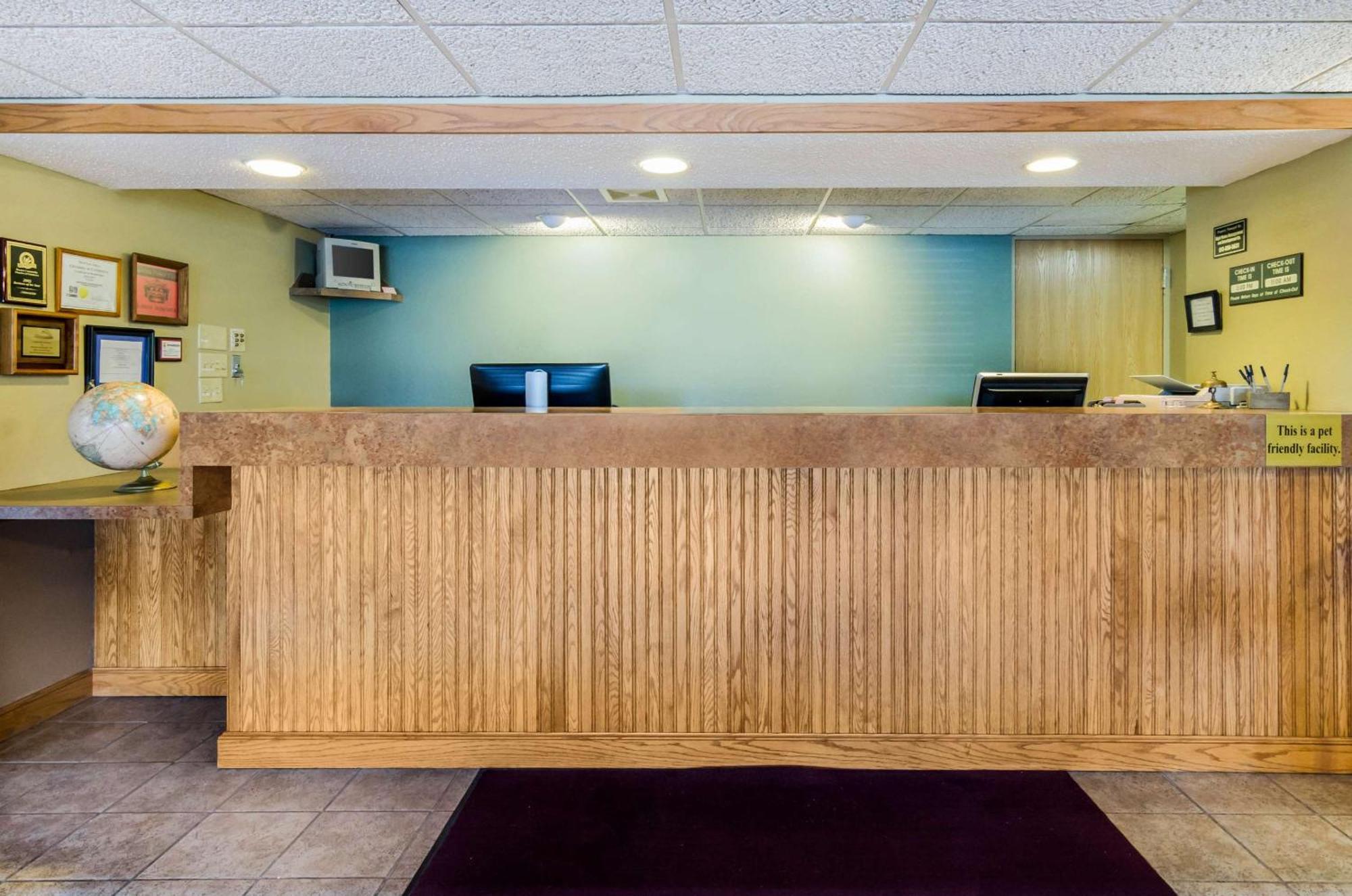 Hesston Rodeway Inn מראה חיצוני תמונה