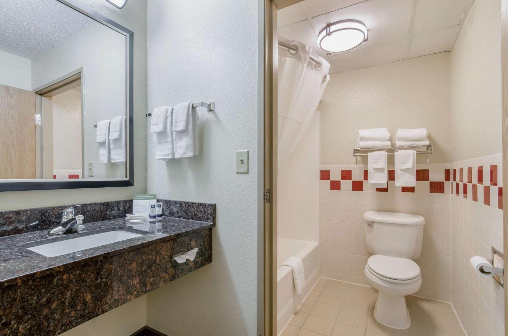 Hesston Rodeway Inn מראה חיצוני תמונה