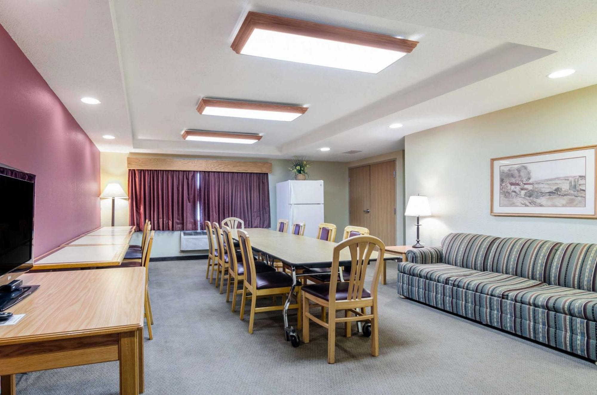 Hesston Rodeway Inn מראה חיצוני תמונה