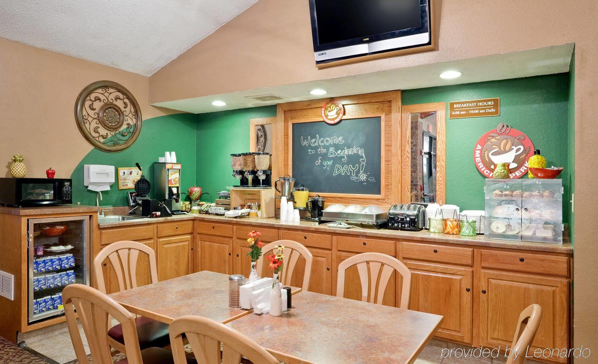 Hesston Rodeway Inn מראה חיצוני תמונה