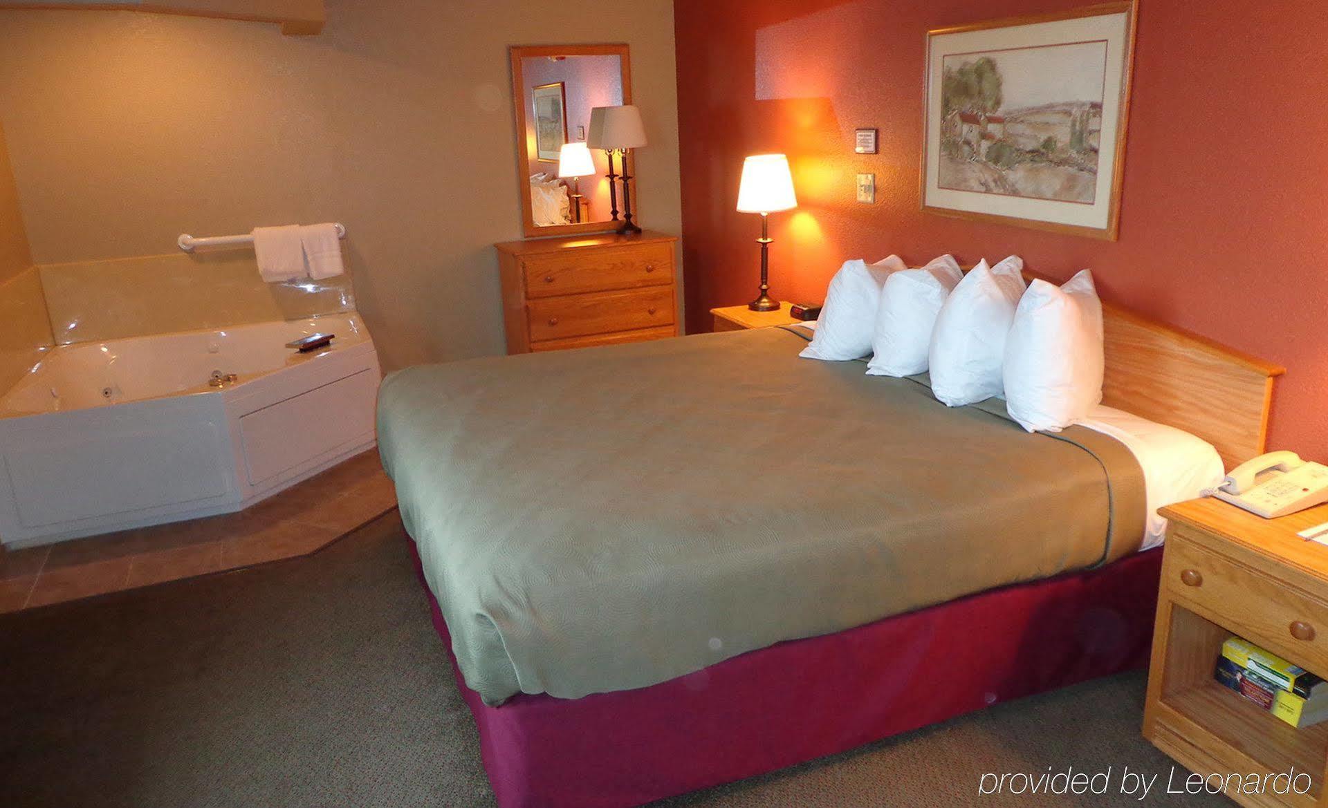 Hesston Rodeway Inn מראה חיצוני תמונה