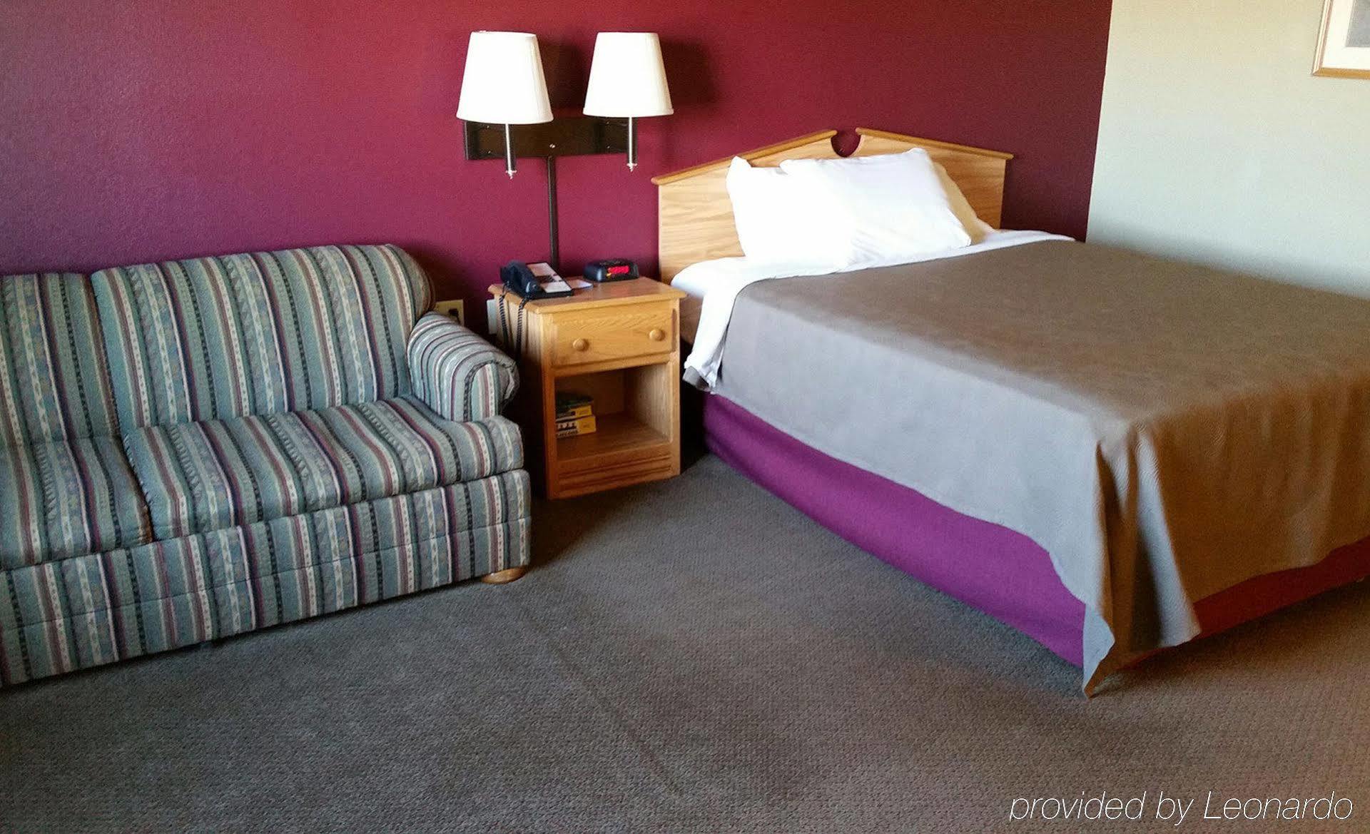 Hesston Rodeway Inn מראה חיצוני תמונה