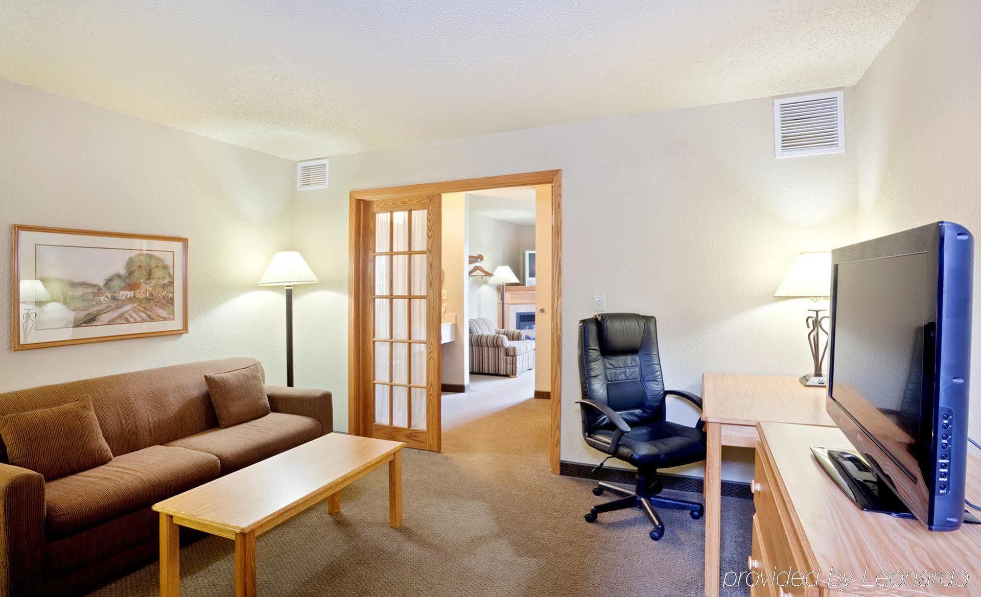 Hesston Rodeway Inn מראה חיצוני תמונה