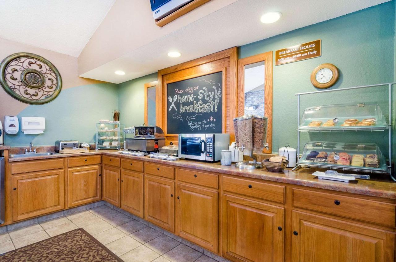 Hesston Rodeway Inn מראה חיצוני תמונה