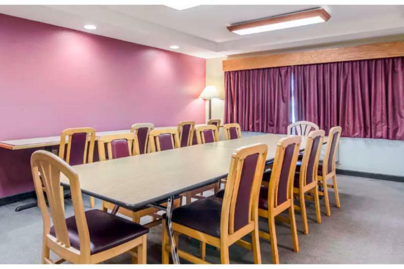 Hesston Rodeway Inn מראה חיצוני תמונה